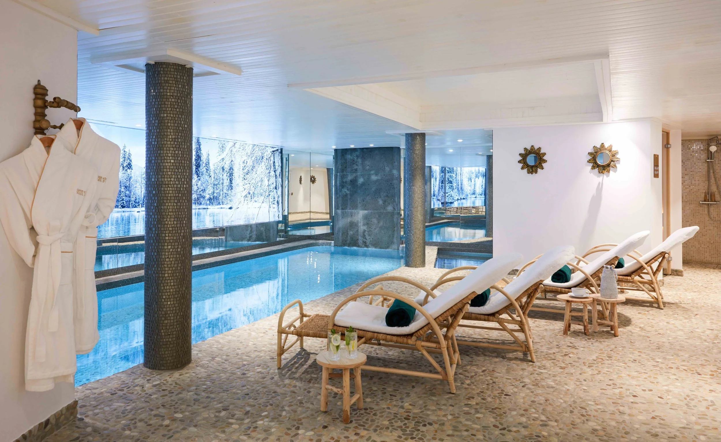 Soleil d'Or - Le mur de la piscine du Spa : le lac Vert en paysage retro-éclairé.