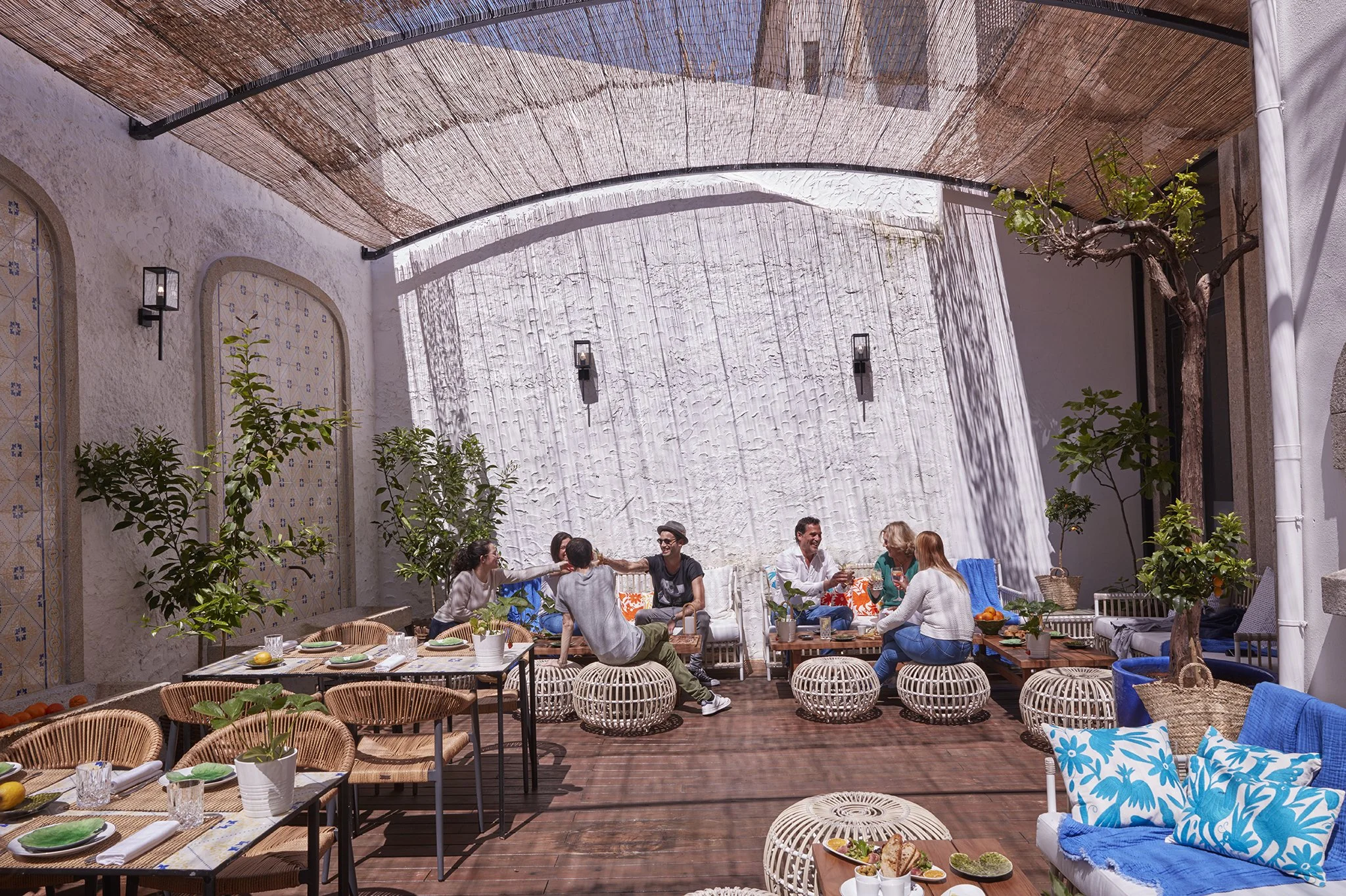 Cocorico - Réinventer un patio avec les azulejos d'origine. Farniente après les visites.