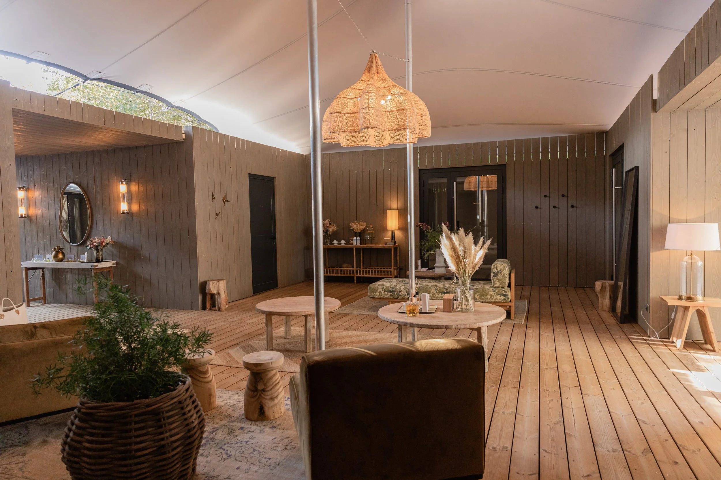 Léognan - Ouvrir un Spa modulaire au milieu des pins. On y arrive en se promenant dans la forêt et les vignes.