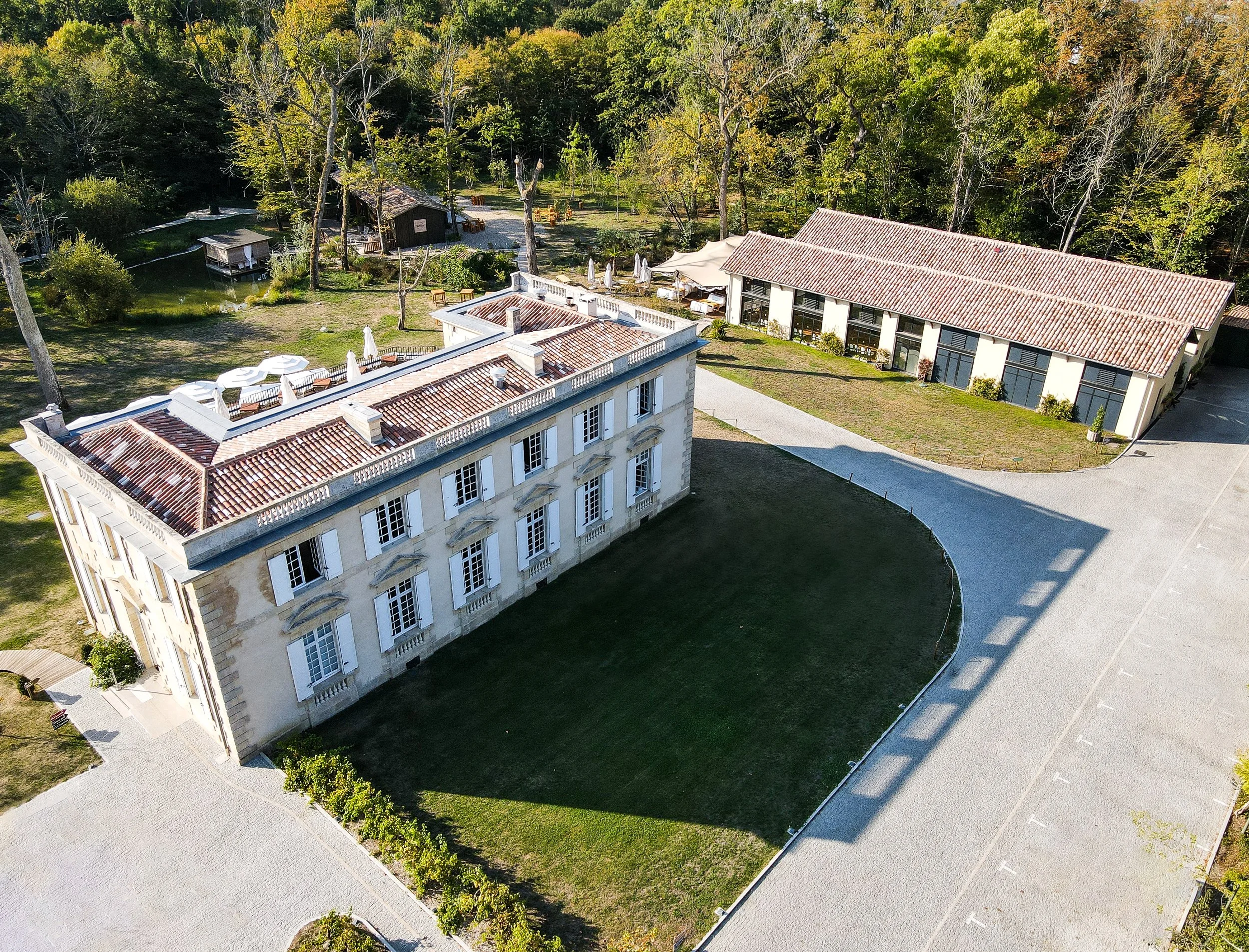 Raba - Un hectare de parc en pleine ville, un bati historique, des chais rajoutés.