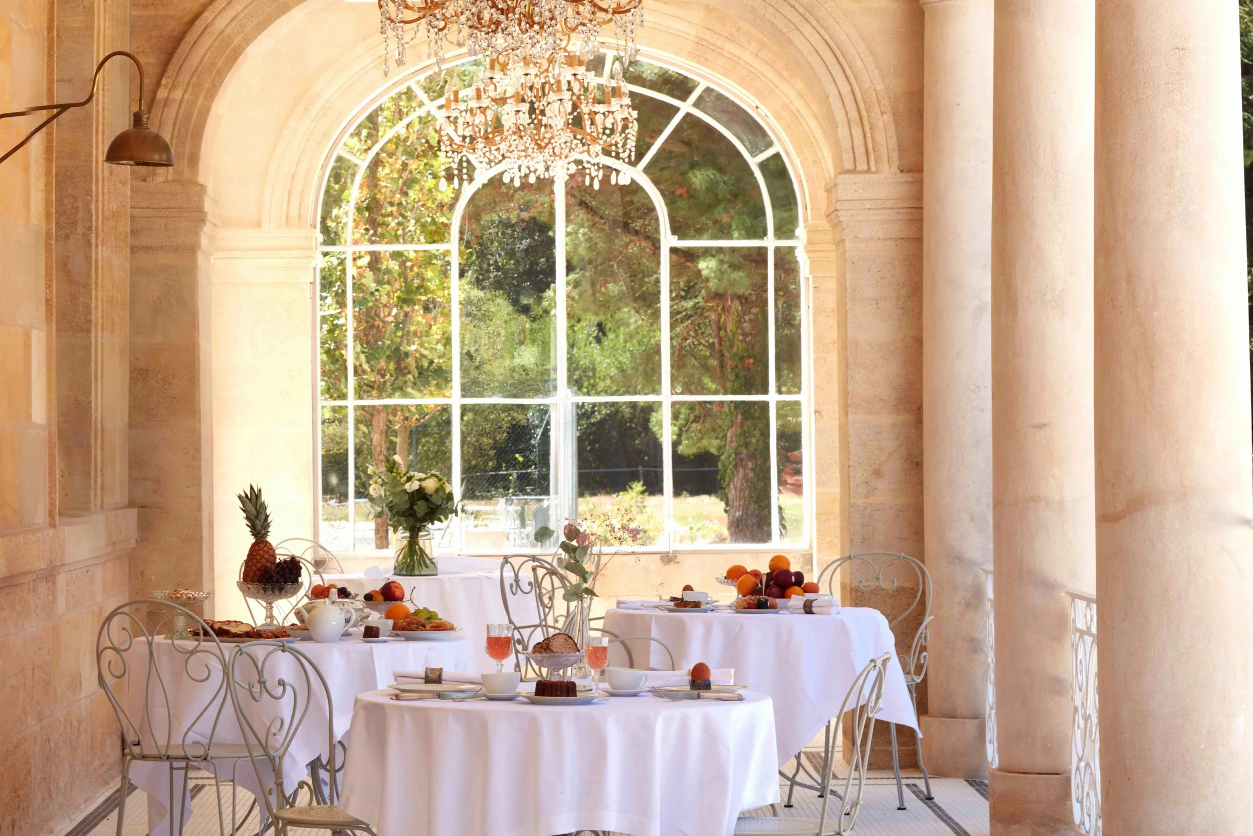 Léognan - Prendre son petit déjeuner, un gouter, l'apéritif dans la galerie restaurée du Chateau, face à la forêt et au parc.