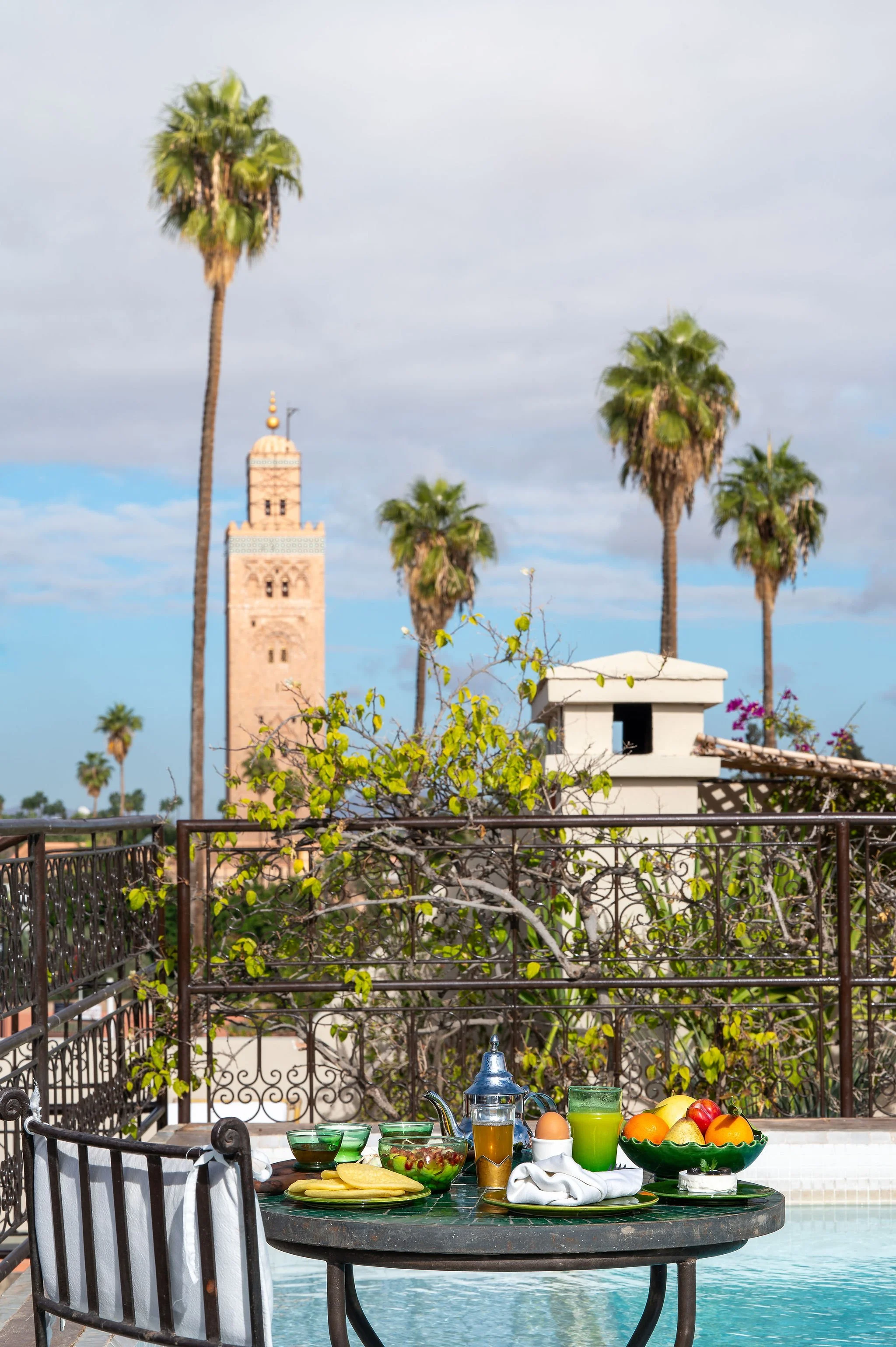 La Villa des Orangers - La piscine sur le toit, la vue sur la Koutoubia.