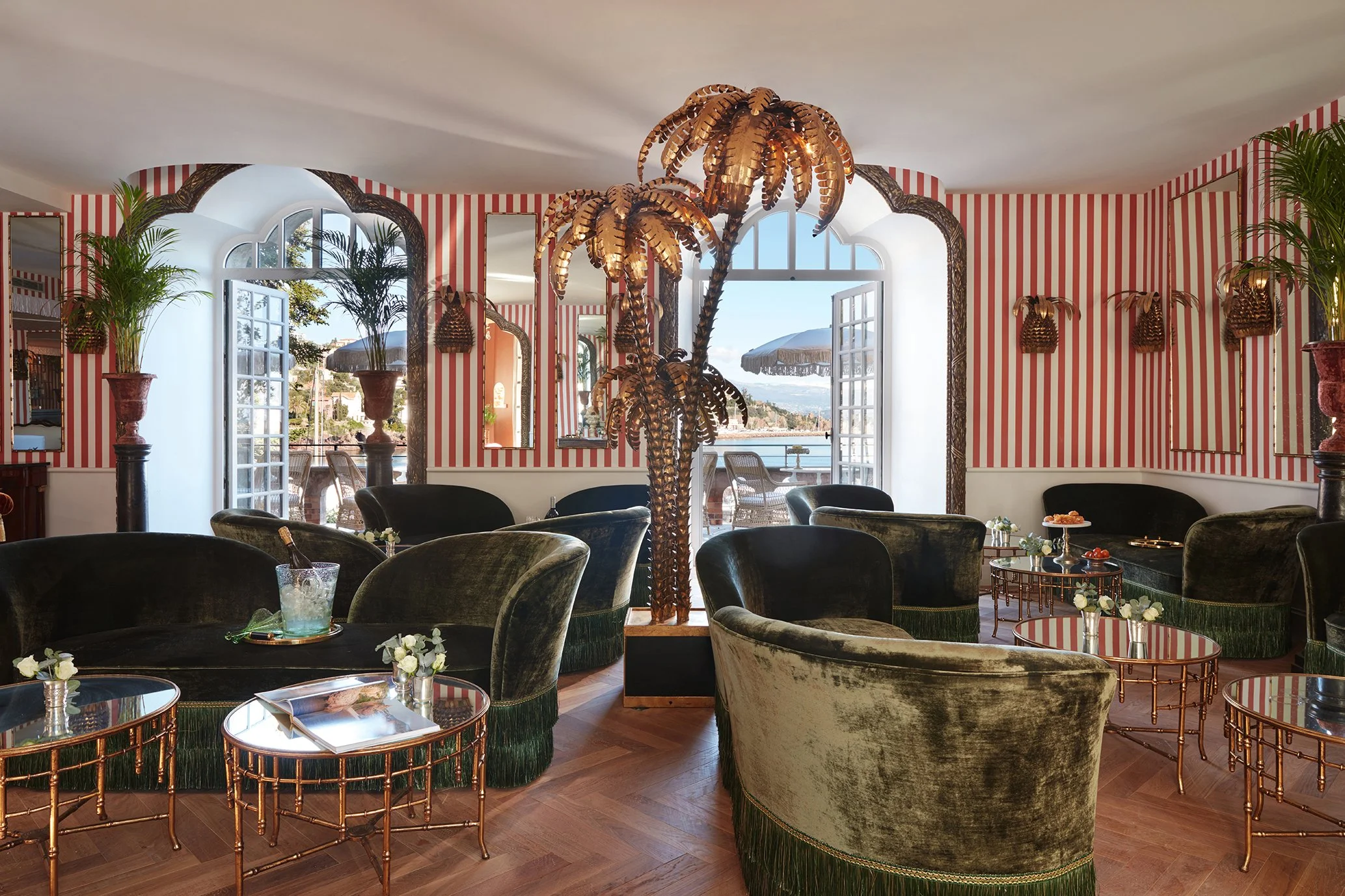 Théoule - Une ambiance Riviera et Belle Epoque pour le grand salon du Chateau.