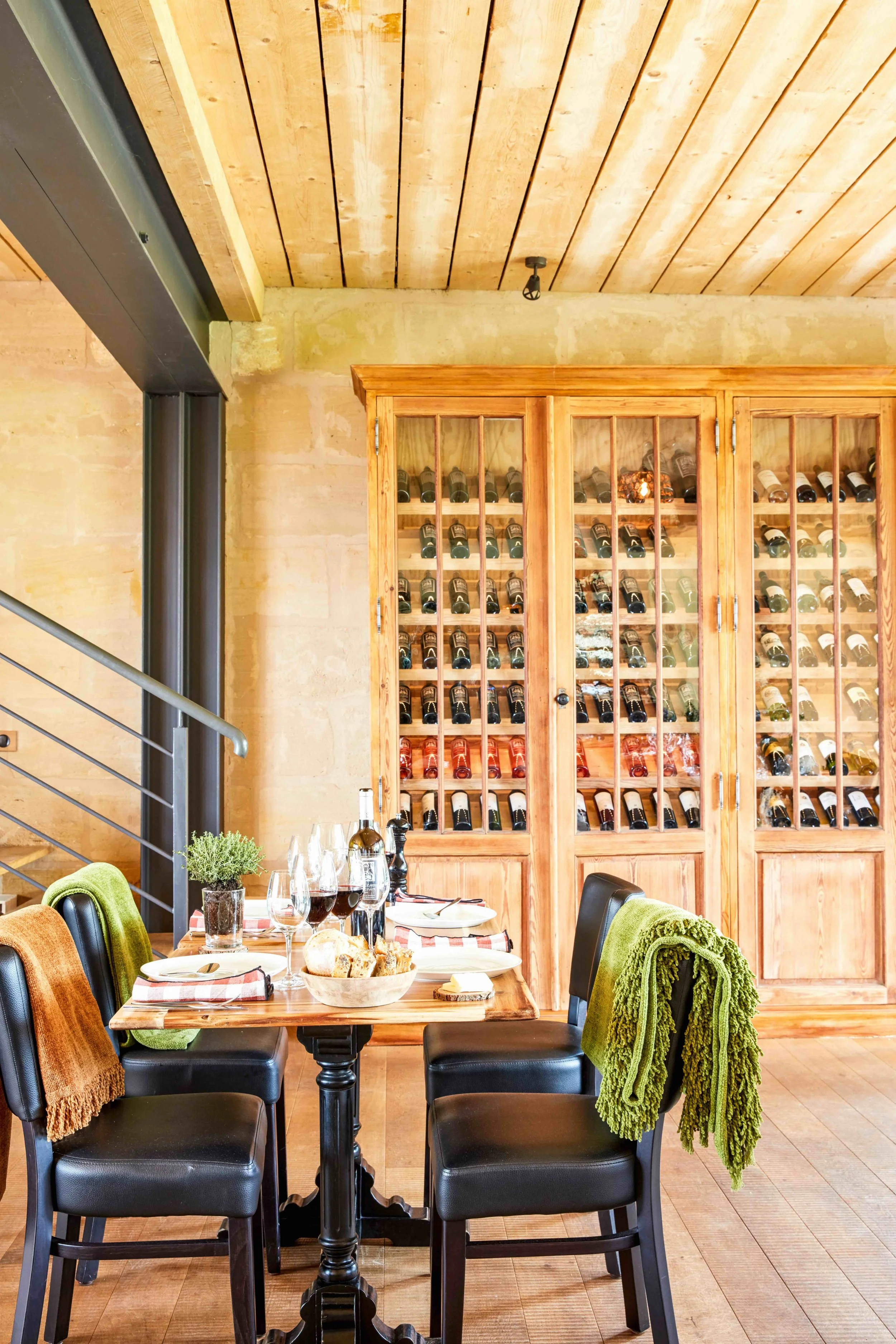 Le Manège - La cave à vin a été créée dans l'ancien meuble de rangement des écuries.
