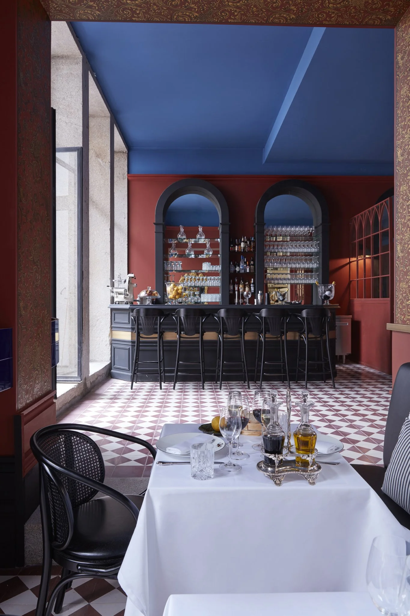 Cocorico - Le bar, le lien entre restaurant et patio.