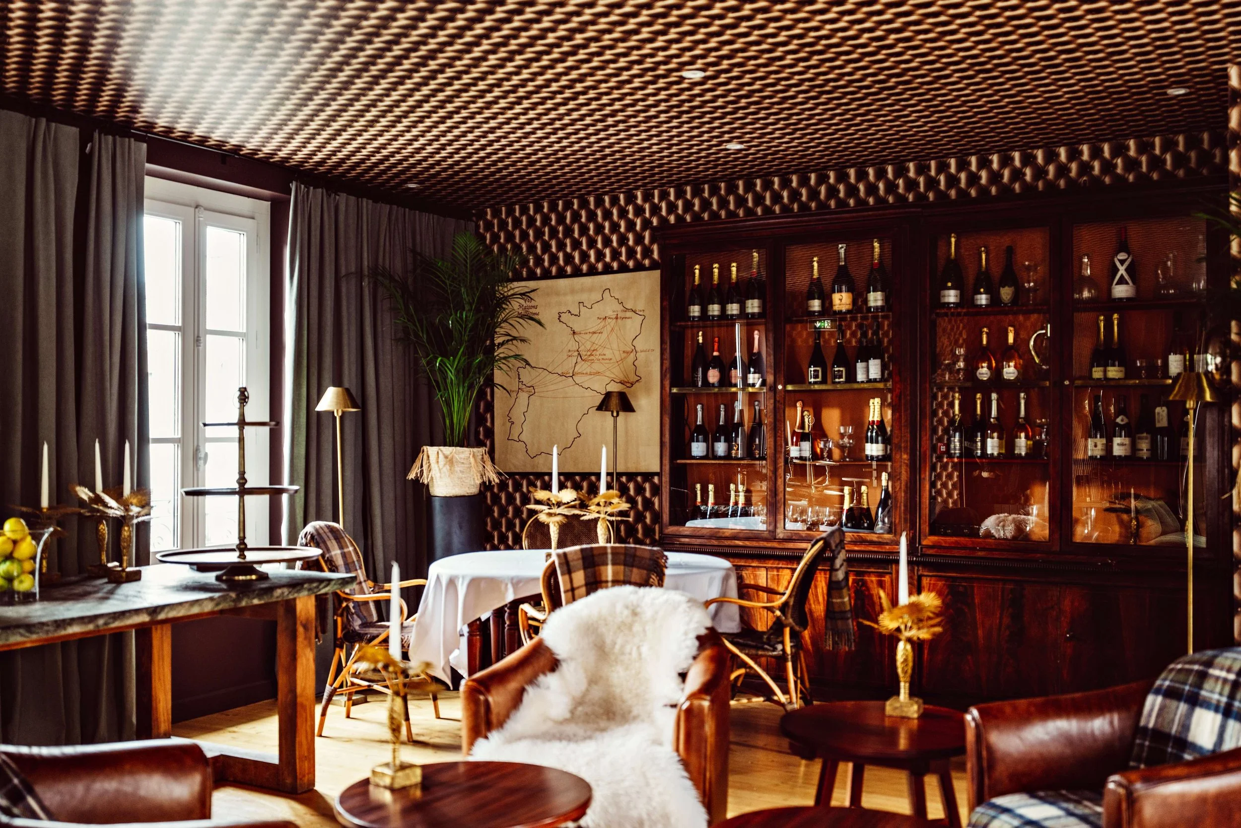 Soleil d'Or - Créer un salon loin du tumulte de l'hôtel et dédié au voyage.