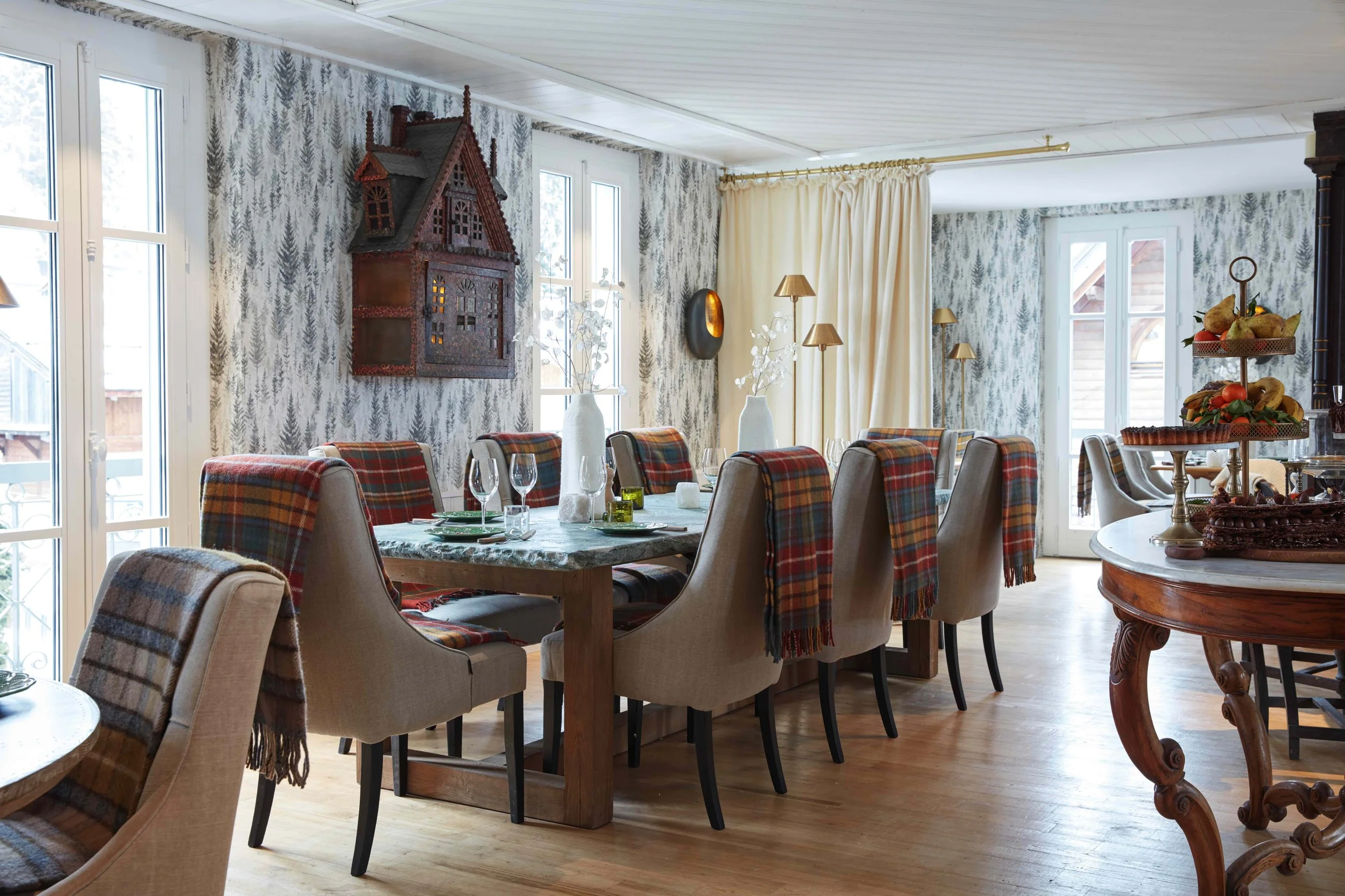Soleil d'Or - Le restaurant gastronomique - chaque détail magnifie le lieu : un garde-manger alsacien au mur, une table de la Samaritaine pour guéridon.