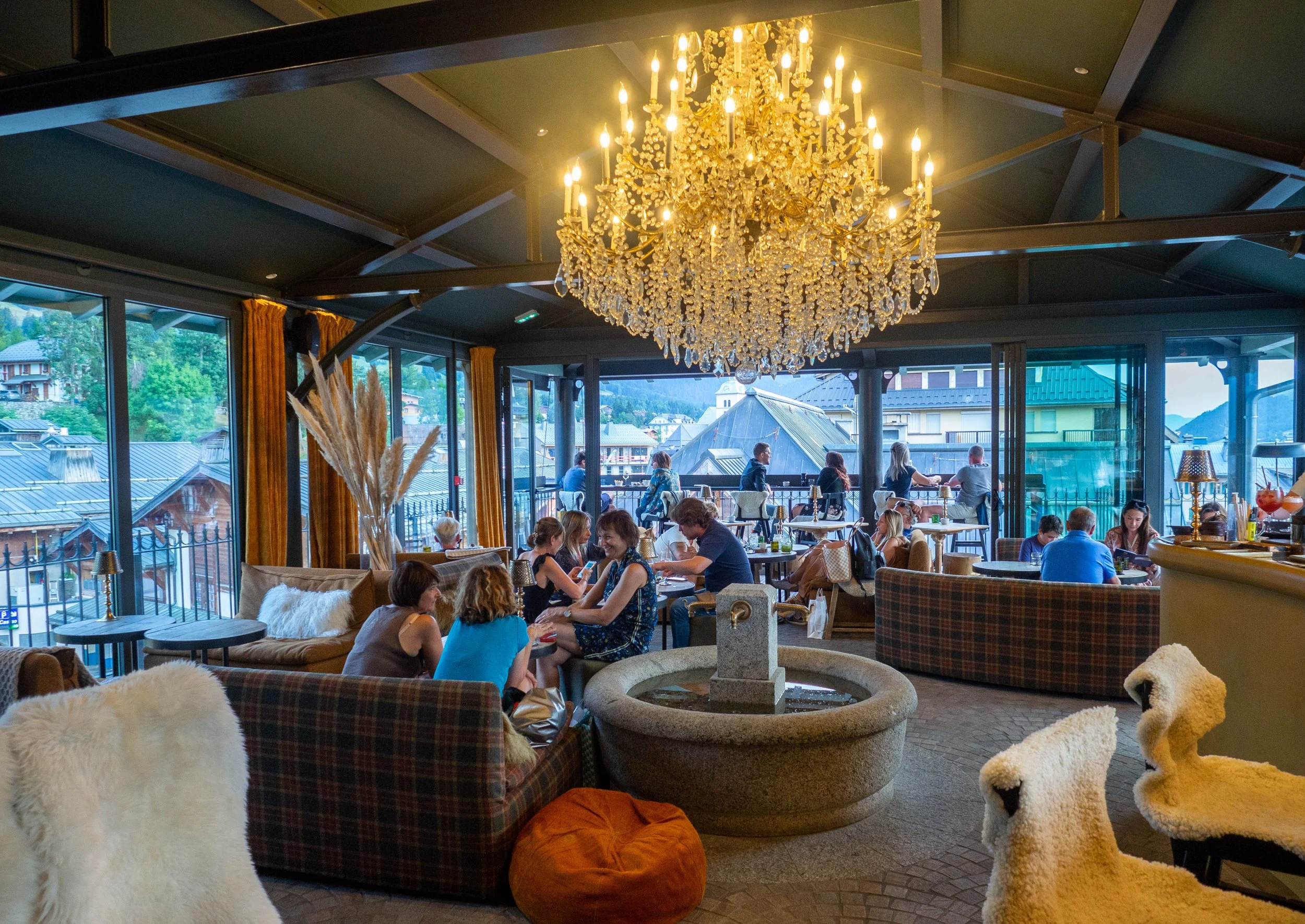 Soleil d'Or - Créer le premier rooftop de Megève avec son lustre XVII ème  et sa fontaine en granit du Mont Blanc - un spot unique