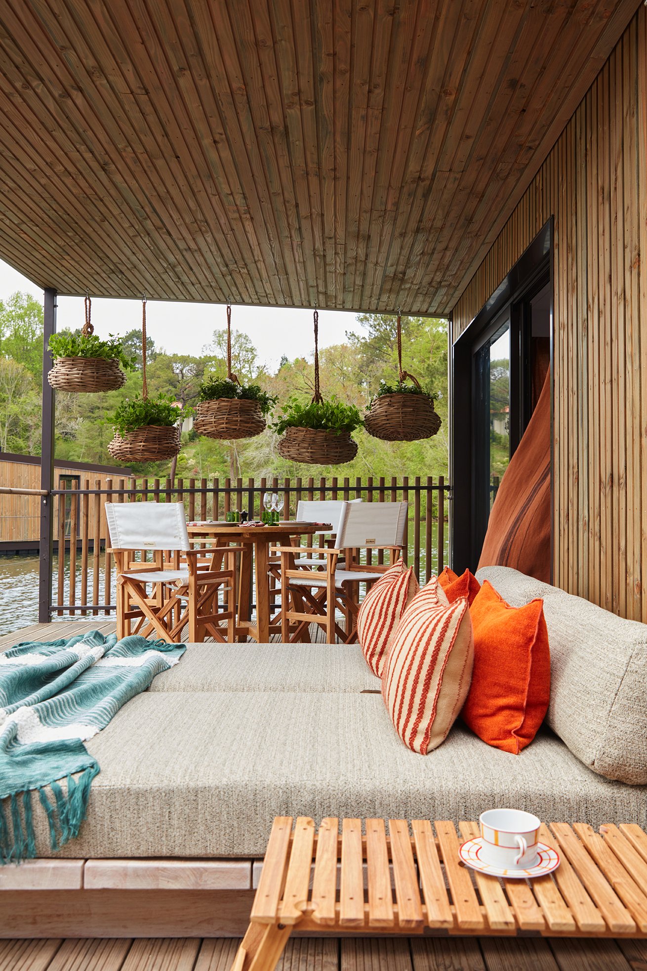 Brindos - La terrasse des Lodges sur le lac