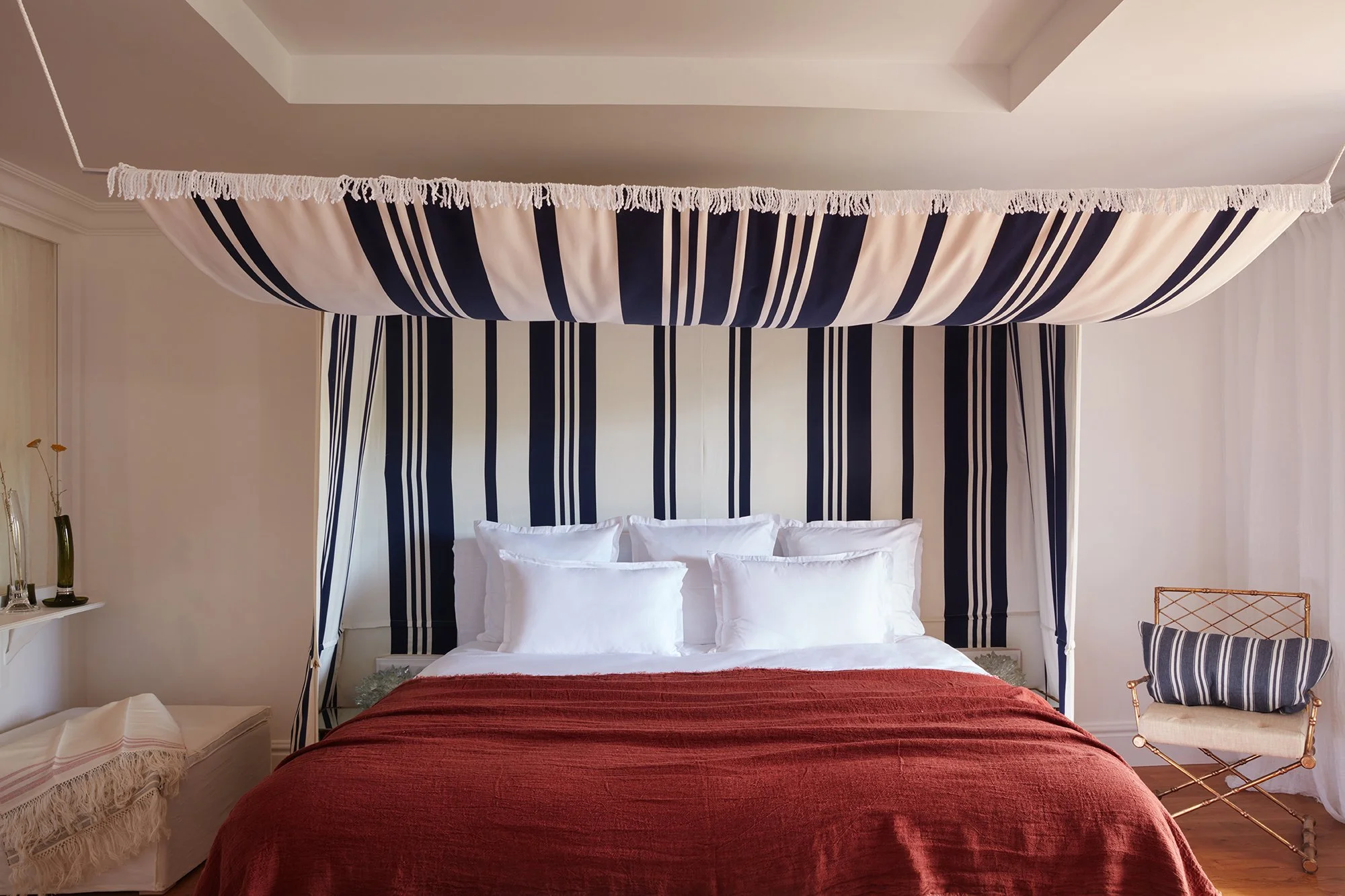 Brindos - le tissu basque mis à l'honneur. Un différent dans chaque chambre.