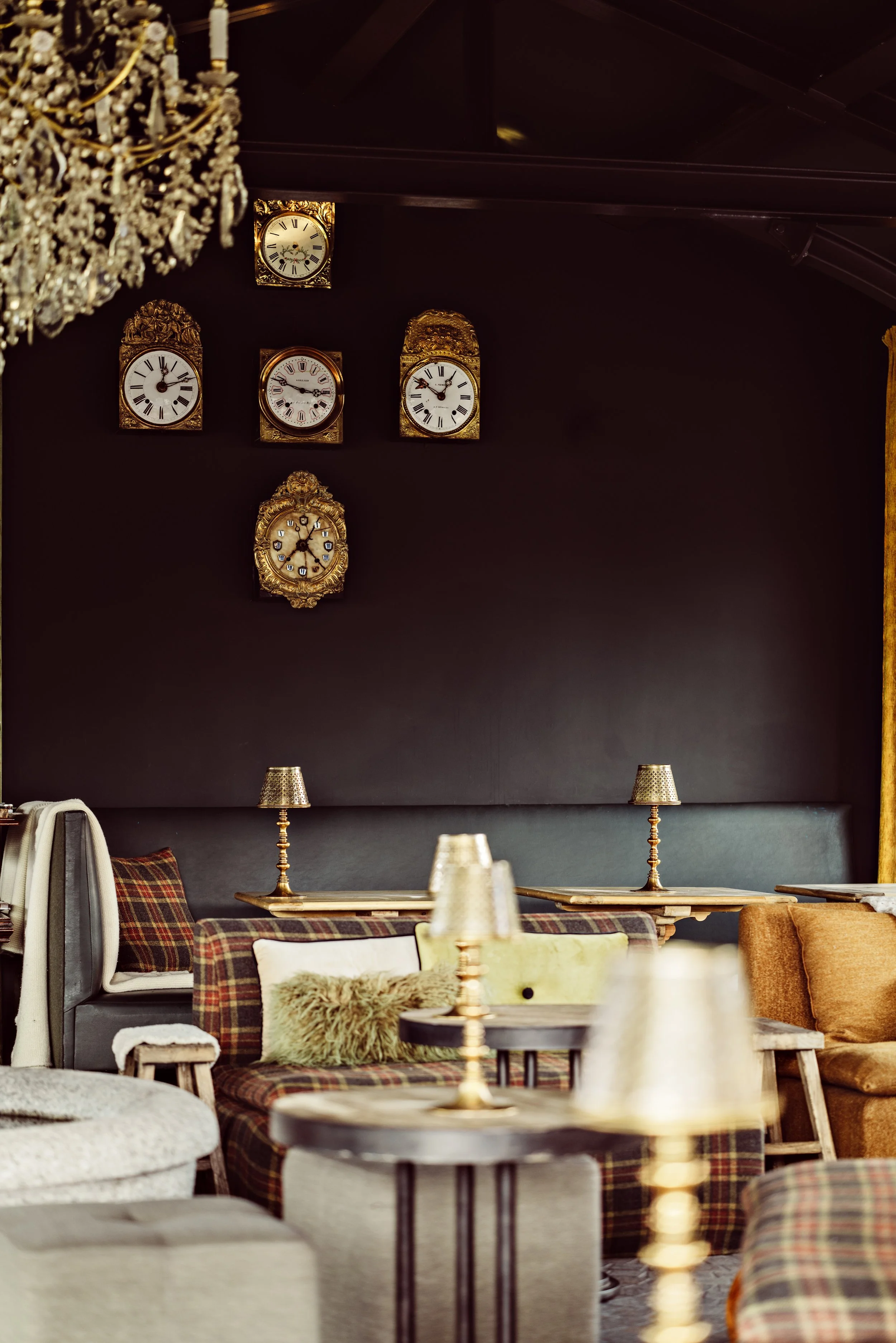 Soleil d'Or - La magie des détails : les horloges, les lampes, le tartan,...