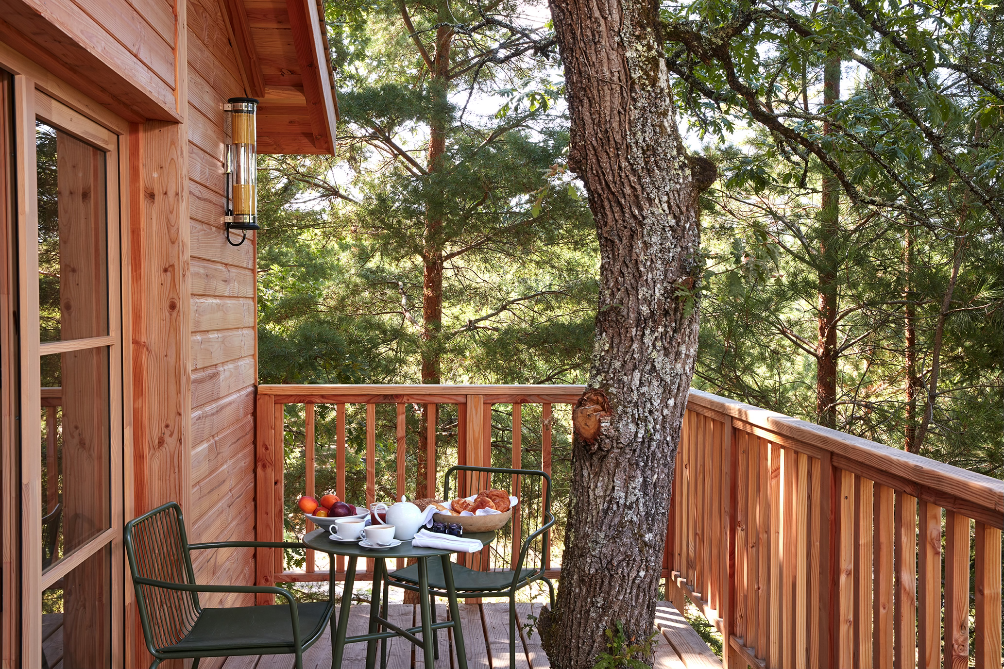 Léognan - Les terrasses des Cabanes perchées "entourent" les arbres.