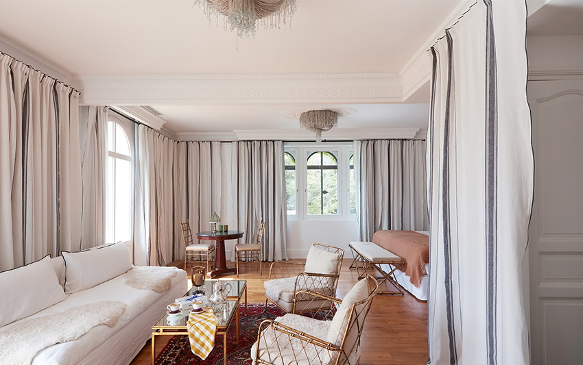 Brindos - Linge basque et mobilier "bambou" pour les suites du Chateau.