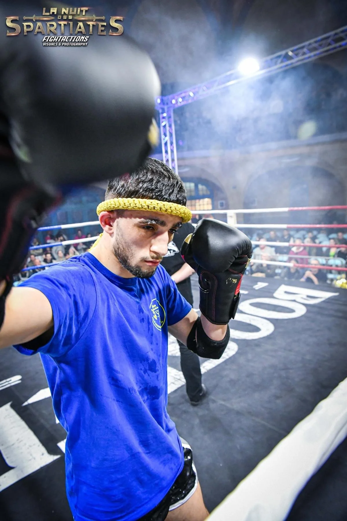 Boxeur sur un ring.