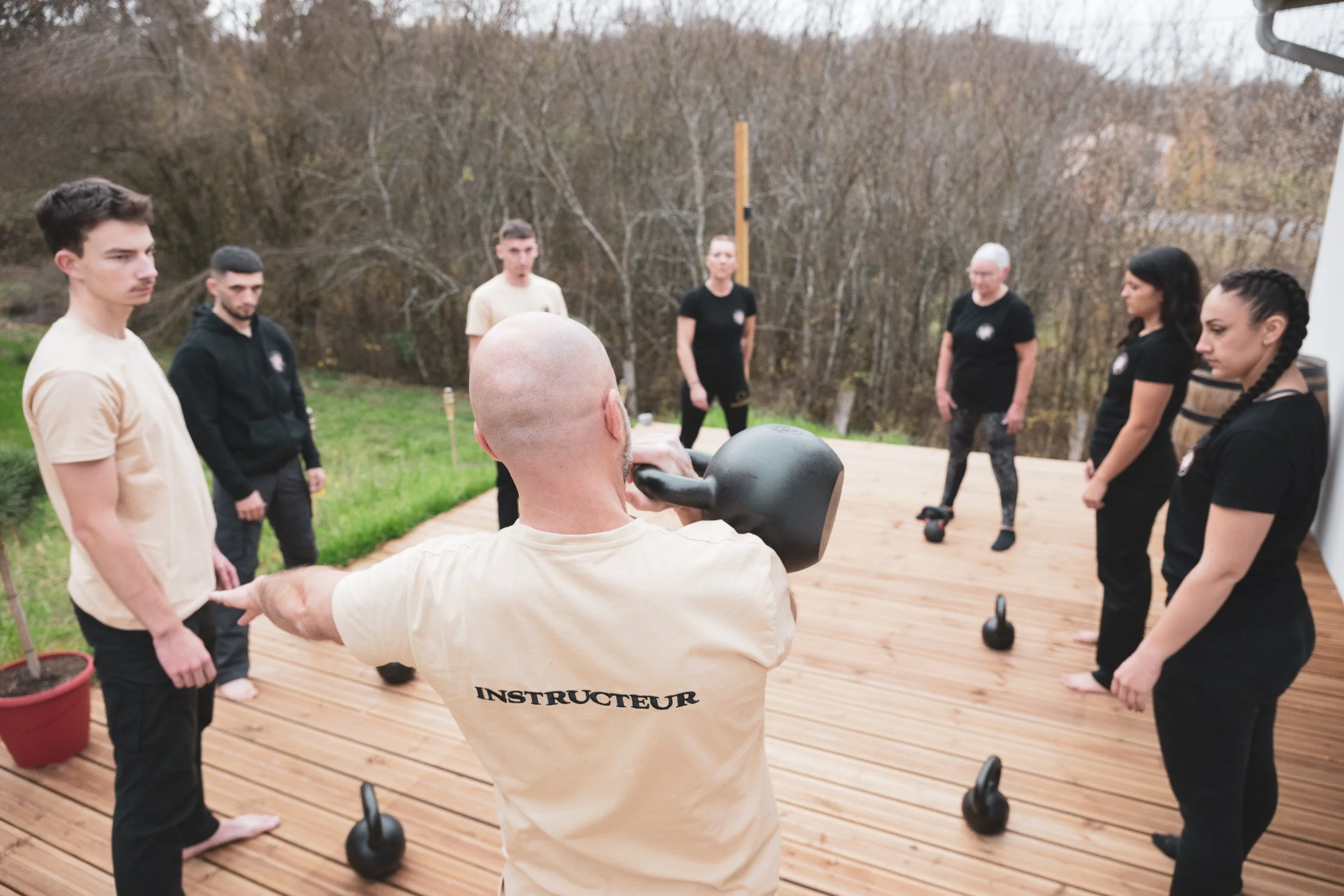 Groupe de sportifs en entrainement Avec Albion Shulku Coaching.