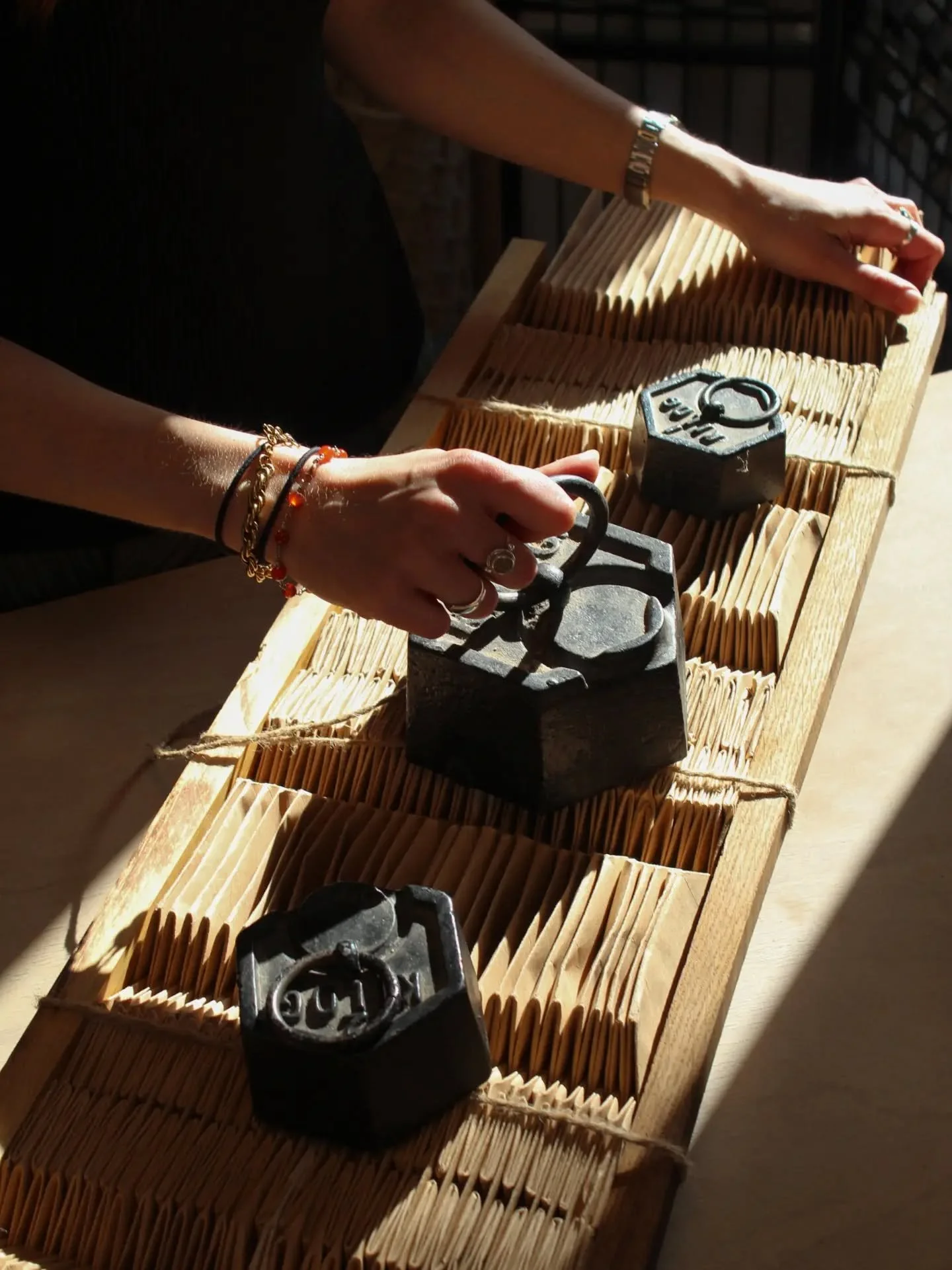 Gestes d'atelier 

La fermeture du m&eacute;tier &agrave; plisser s'apparente &agrave; une chor&eacute;graphie. Les mains s'accordent au rythme des plis, le tissu se positionne, chaque mouvement r&eacute;pond au pr&eacute;c&eacute;dent. Chaque pli tr