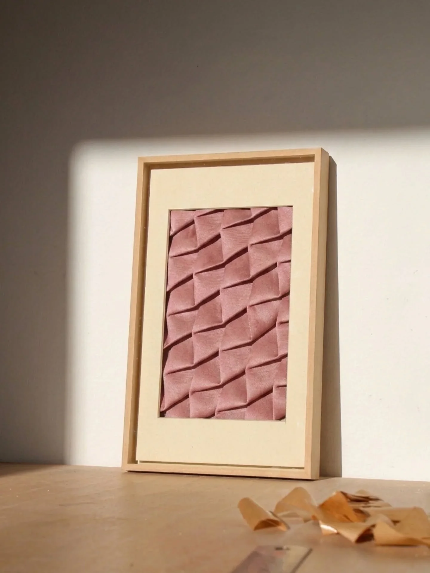 Rose du d&eacute;sert

Pi&egrave;ce unique. 2026. L.12 x l. 21 x P. 2,5 cm
Satin de soie, carton bois, verre, papier kraft.
✉️ Prix sur demande

#pleating #plissage #pli #textile #textileart