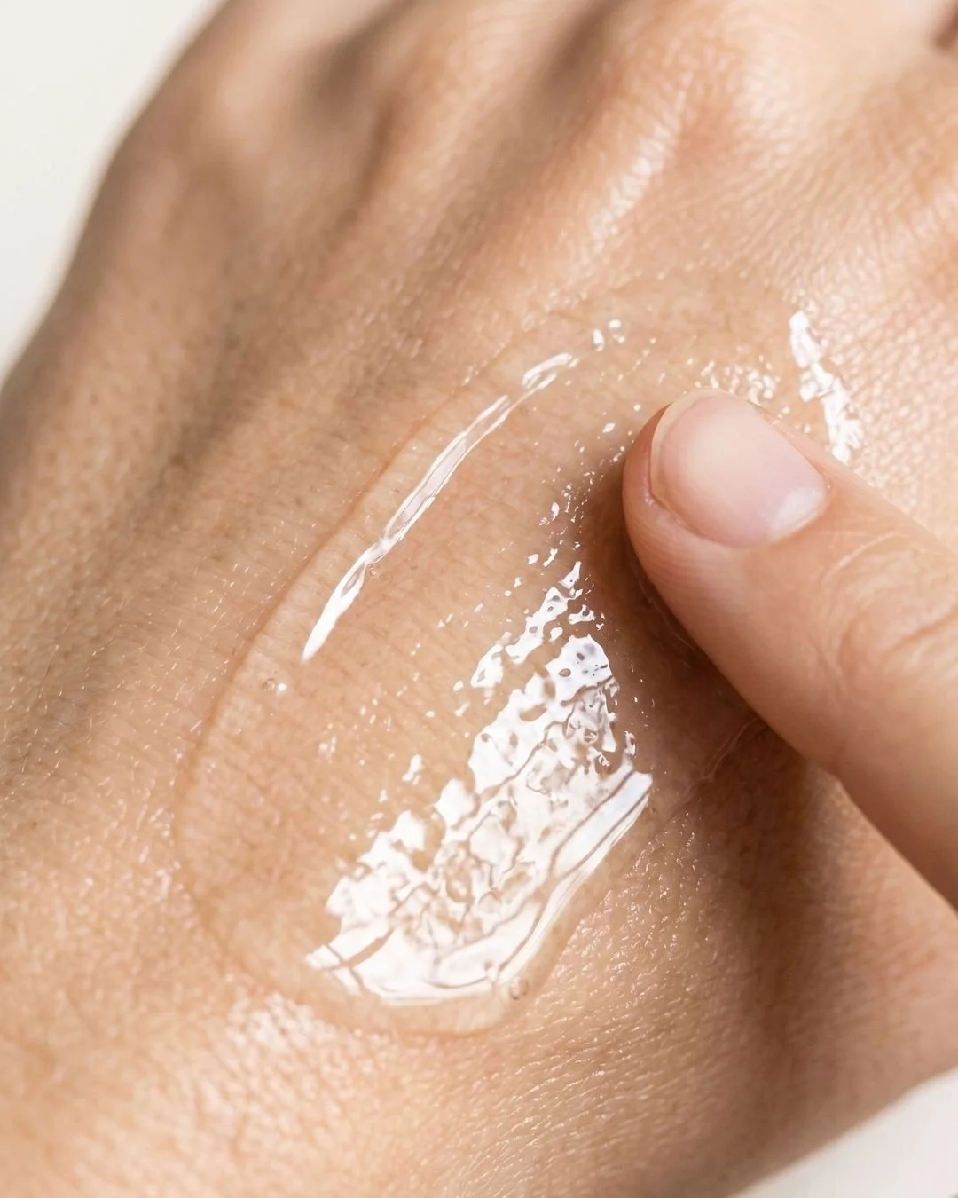 Hydrating_Skin_Serum_Close_Up (1).jpg