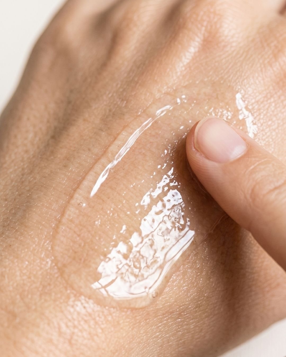 Hydrating_Skin_Serum_Close_Up (1).jpg