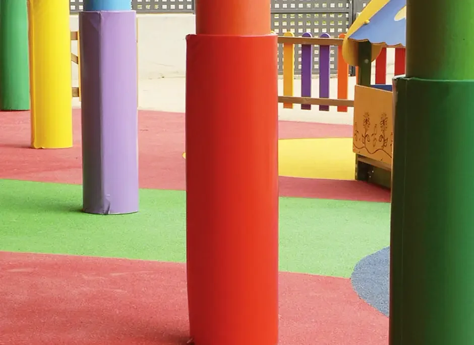 protecciones acolchadas coloridad en una plaza infantil con suelo de caucho y juegos
