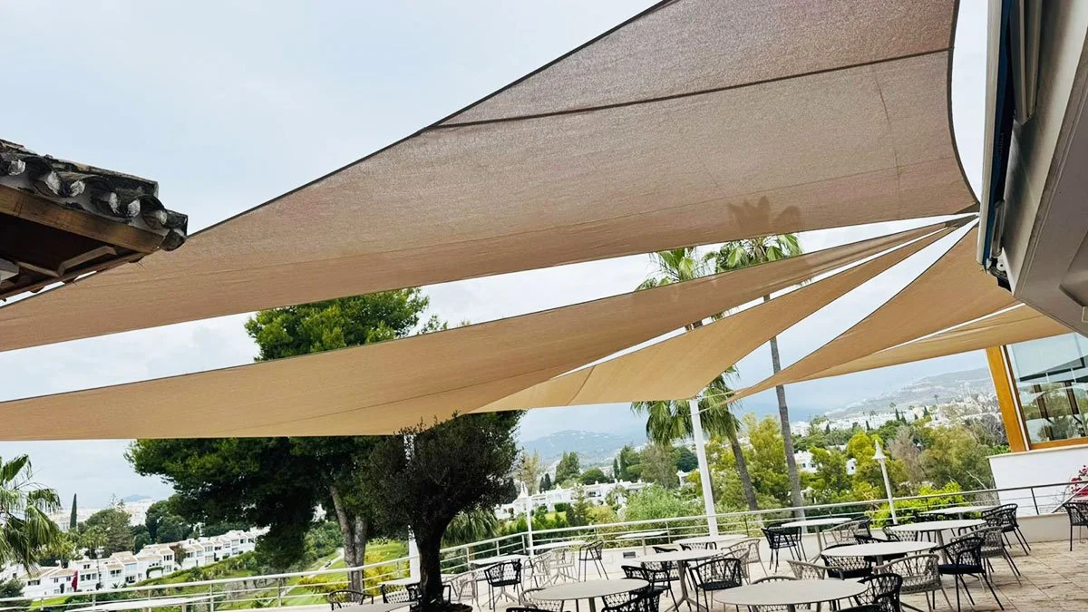Velas de sombra sobre mesas de restaurante en un dia nublado de invierno