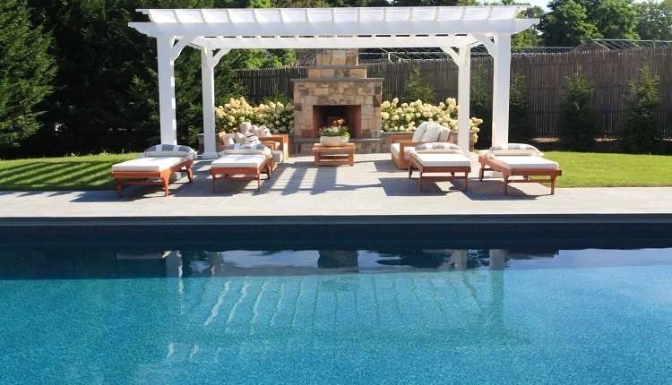 comunidad de propietarios con pergola en la zona de piscina