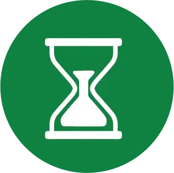 Reloj de arena en fondo verde
