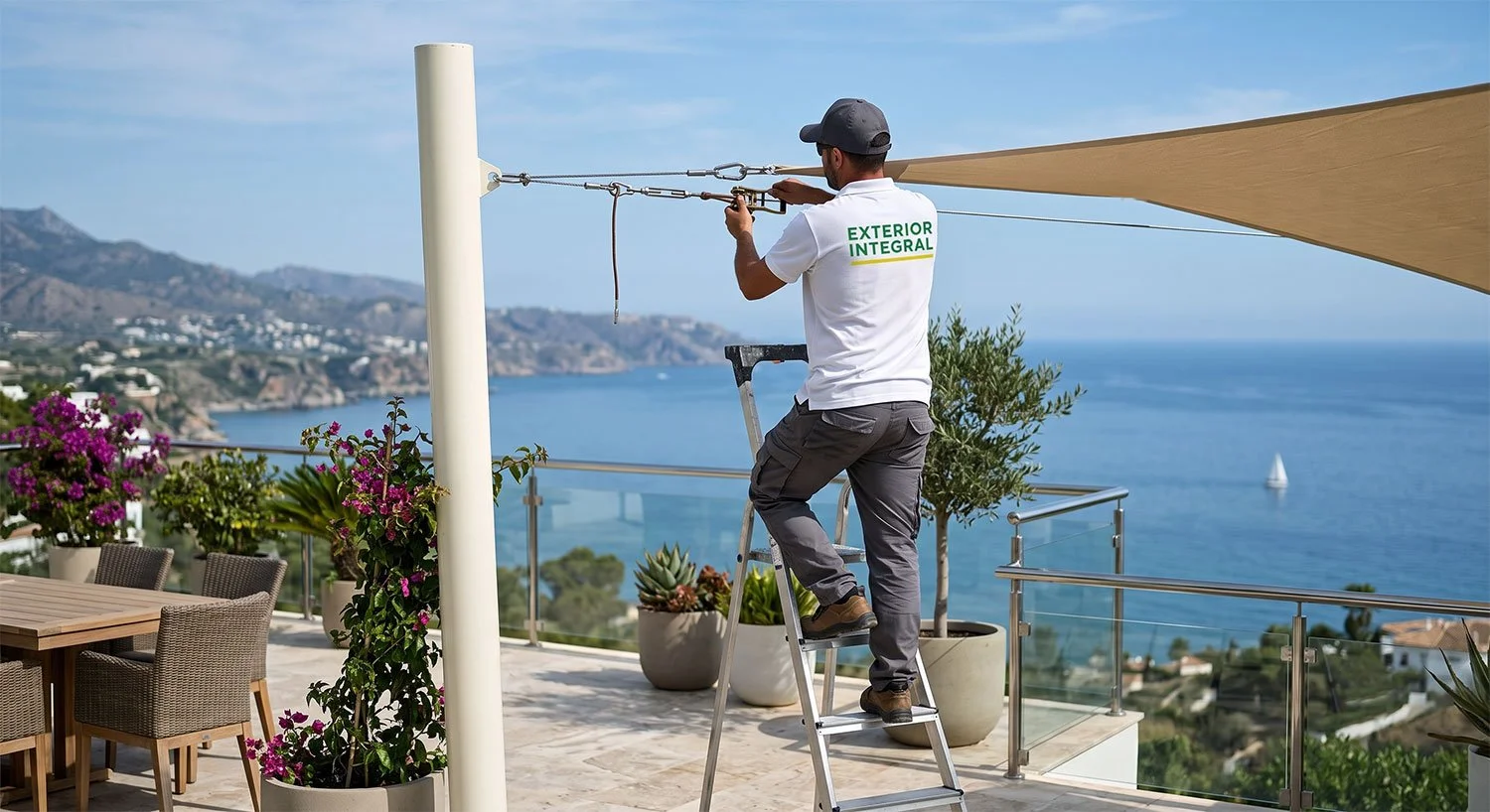 instalador tensando una vela de sombra en una terraza o balcon de costa del sol