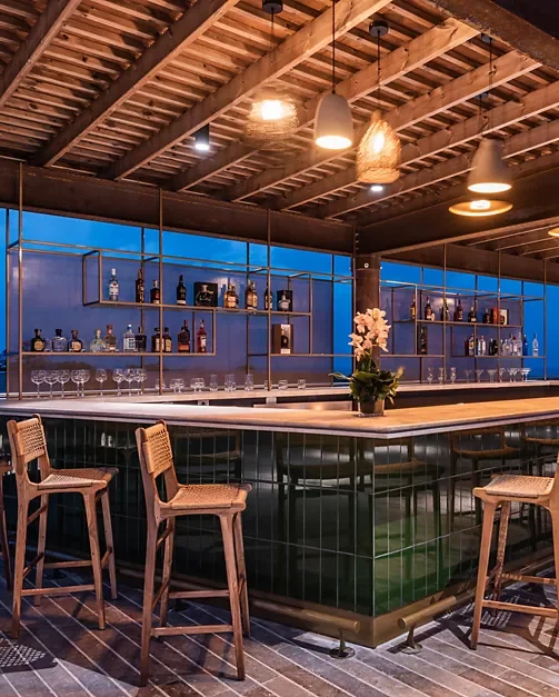 pergola de madera en terraza de hotel con bar