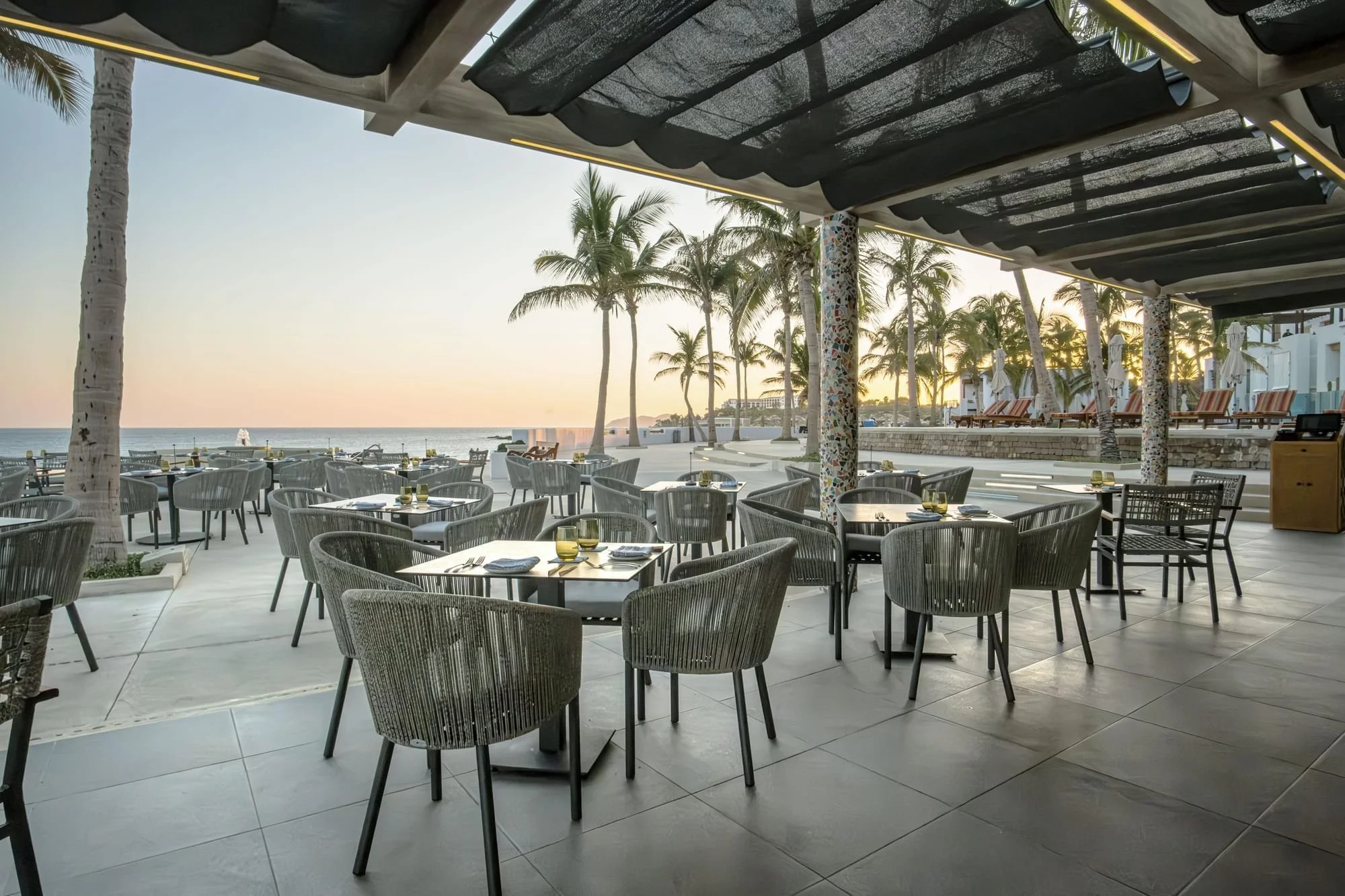 restaurante con pergola negra