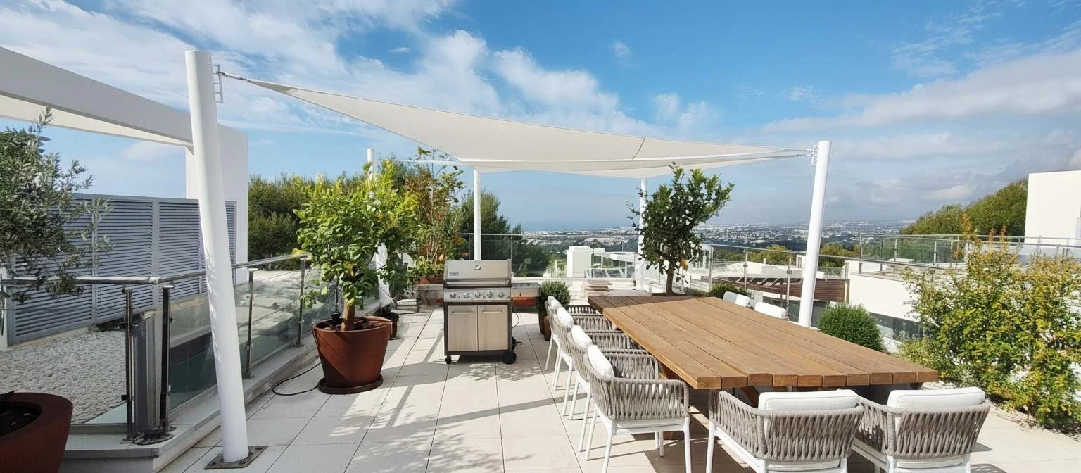 Terraza en Malaga con velas de sombra y mesa de madera maciza