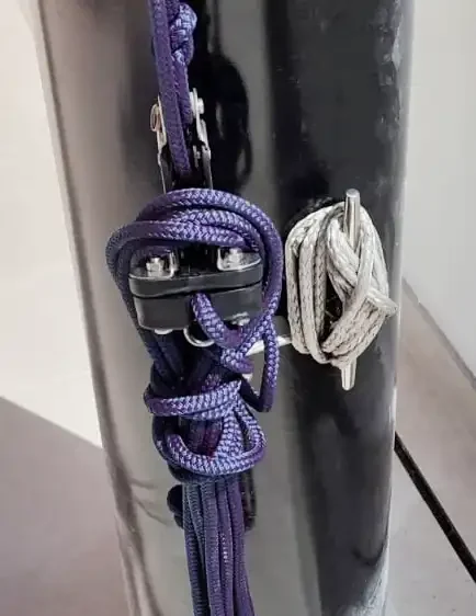 Anclajes en acero inoxidable AISI 316 y cabos de Dyneema. Máxima resistencia a tensión, viento y corrosión.