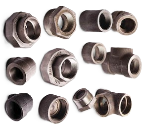 Conjunto de diferentes tipos de enchufes o conectores de plástico y metal para tuberías o conexiones eléctricas.