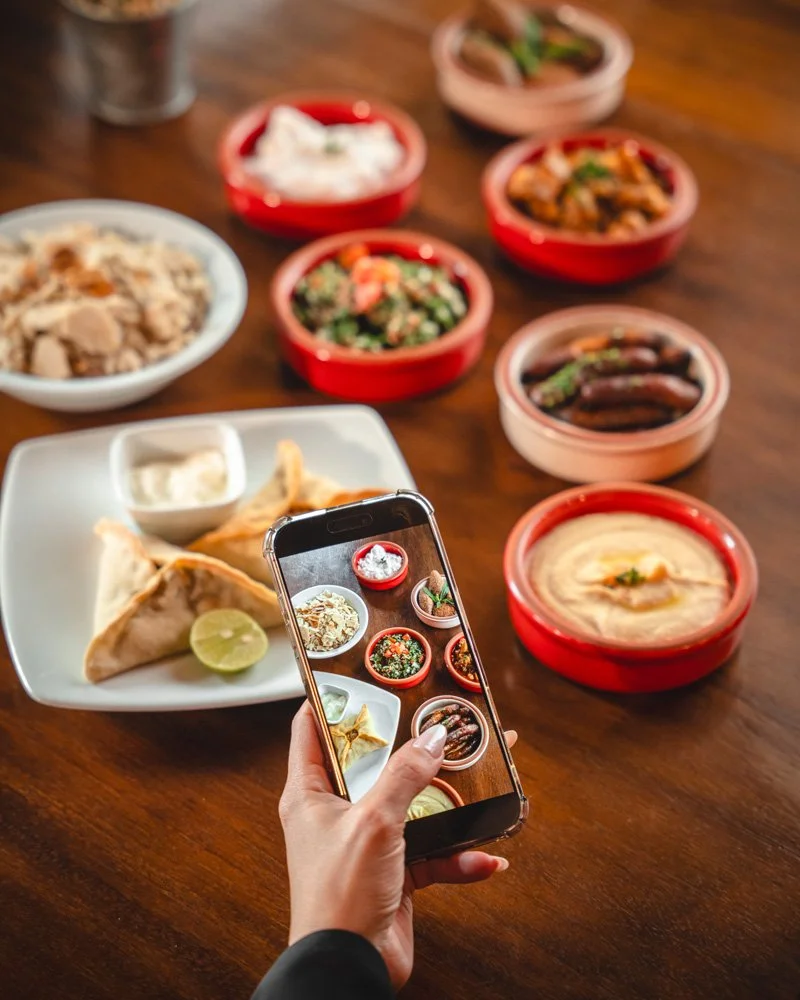 Selección de platos tradicionales de la cocina libanesa y árabe en restaurante Baalbek Quito.