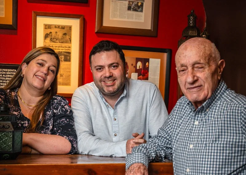 Sandy, Esteban y Roberto, propietarios del restaurante de comida libanesa Baalbek en Quito.