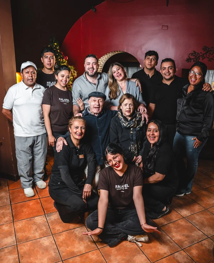 Equipo de trabajo del restaurante de comida libanesa Baalbek en Quito.