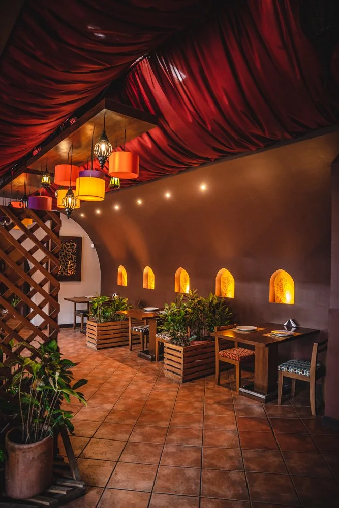 Ambiente acogedor y decoración tradicional del restaurante libanés Baalbek en Quito.