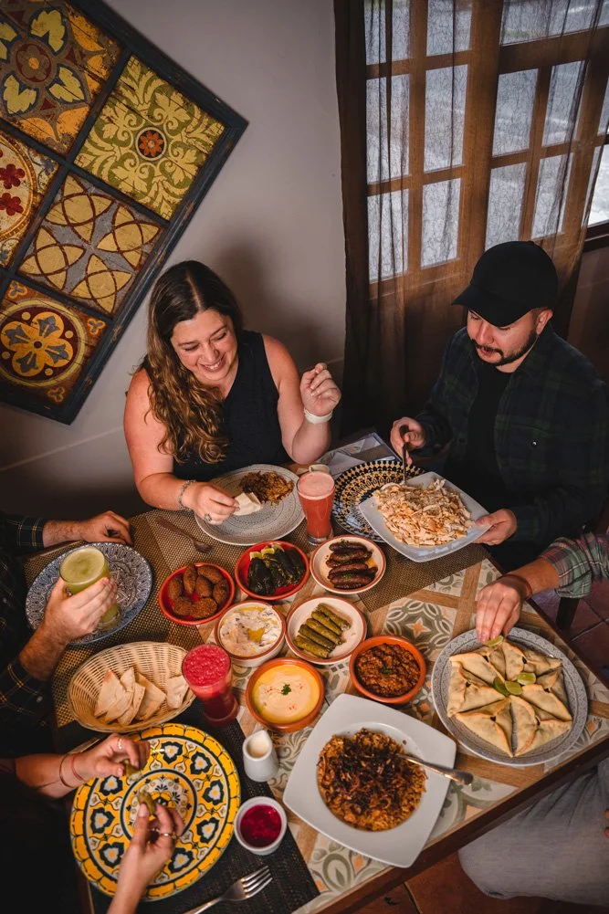 Comensales compartiendo un tradicional mezze de comida libanesa en restaurante Baalbek Quito.