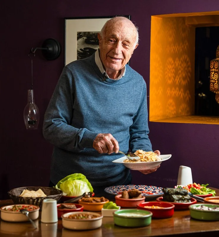 Roberto, fundador del restaurante Baalbek en Quito, sirviendo platos tradicionales de comida libanesa.