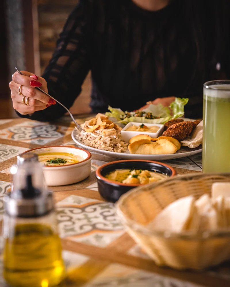 Cliente disfrutando de la auténtica experiencia gastronómica libanesa en restaurante Baalbek Quito.