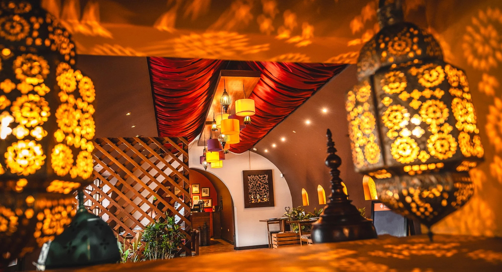 Ambiente acogedor y decoración tradicional del restaurante libanés Baalbek en Quito.