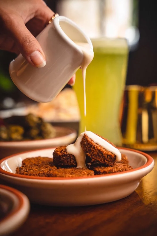 Plato de falafel artesanal servido con salsa tahine en restaurante Baalbek Quito.