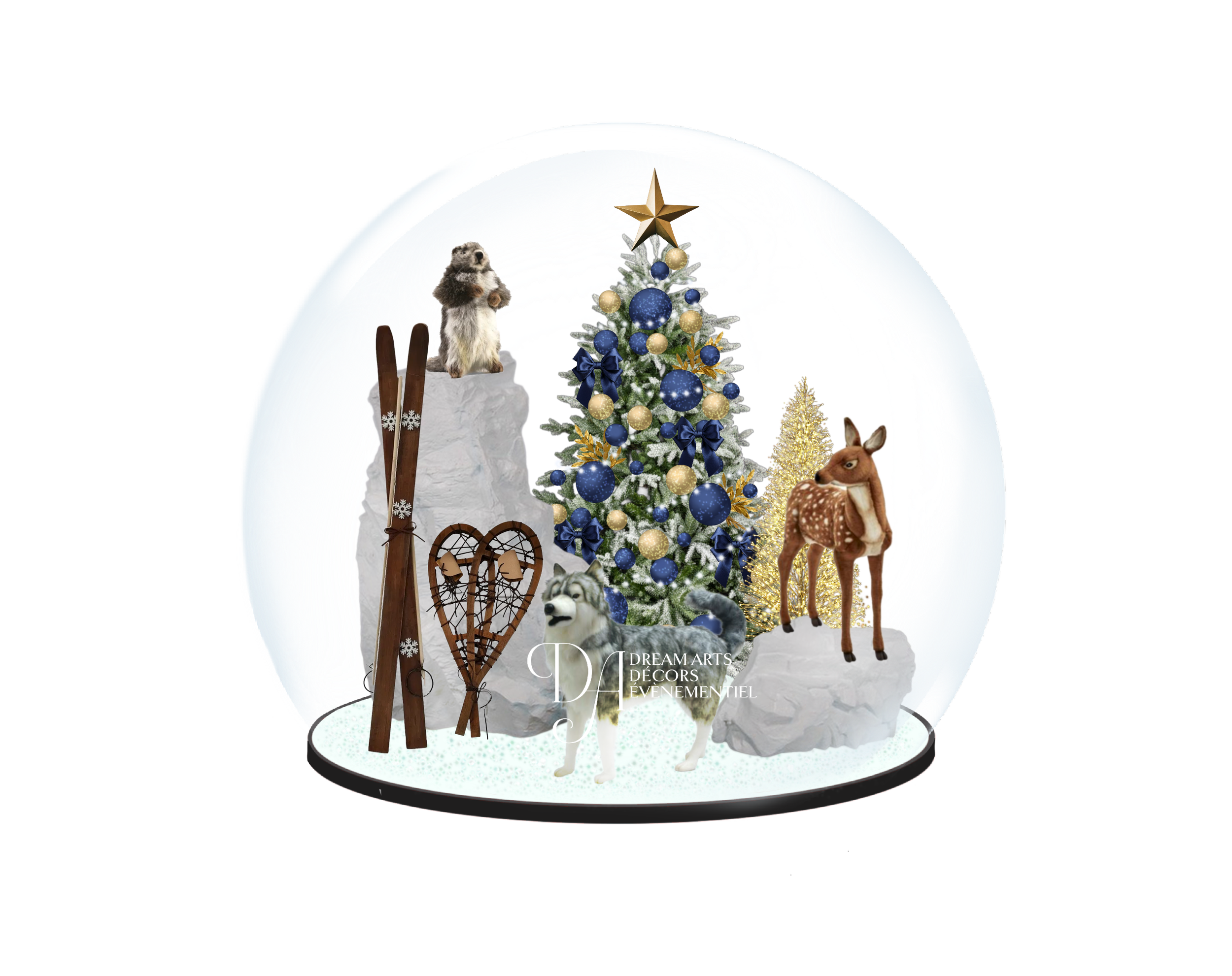 Une scène de Noël des alpes avec un sapin décoré, un loup en peluche, un renne en peluche, des skis vintage, une luge et une figurine de renne sur la neige, sur fond noir.