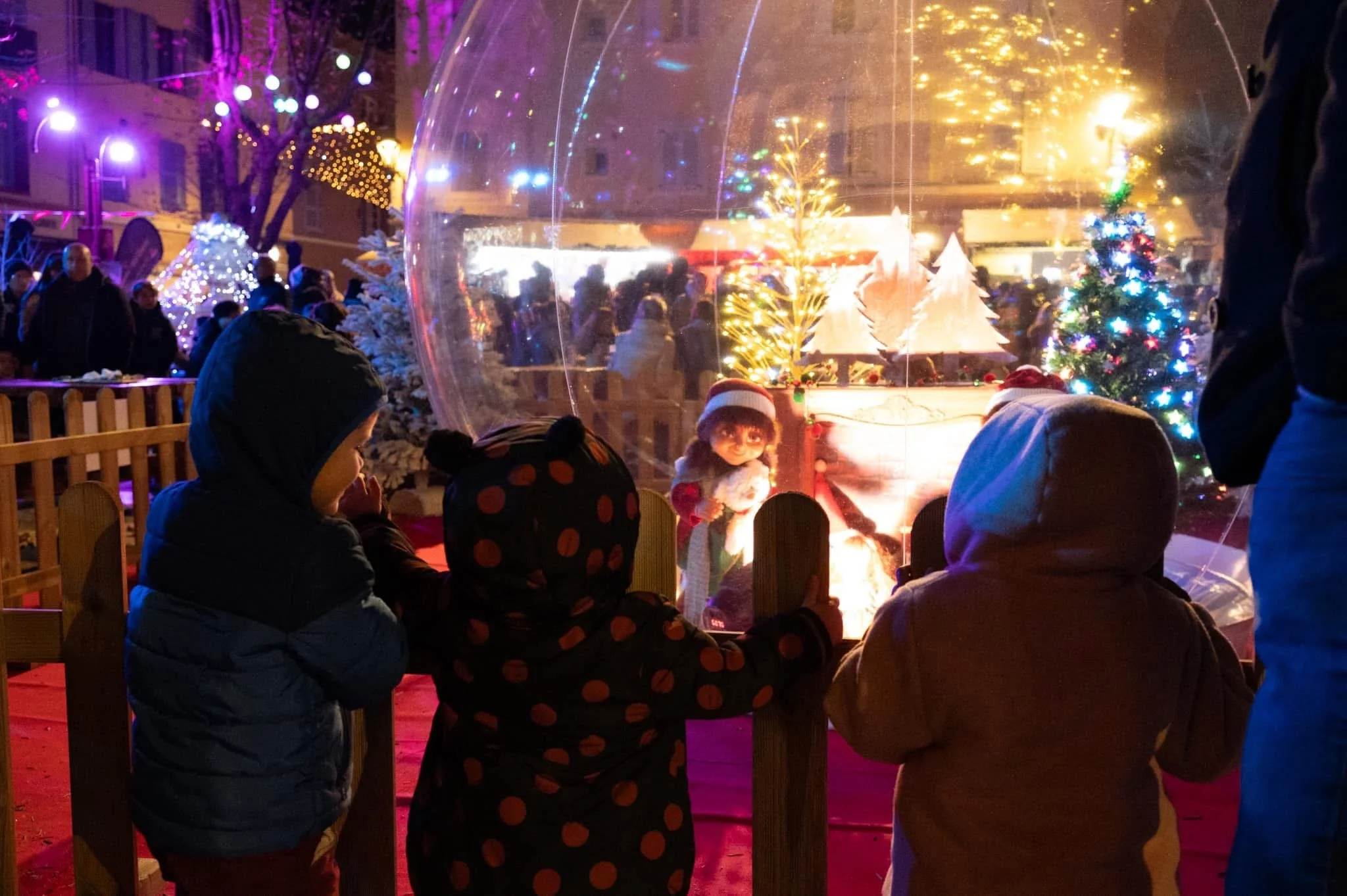 bulle géante de décorateur professionnel, avec des automates de noël.
