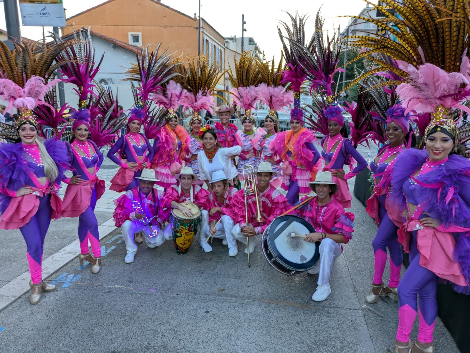 Groupe de danseurs en costumes colorés lors d'un défilé