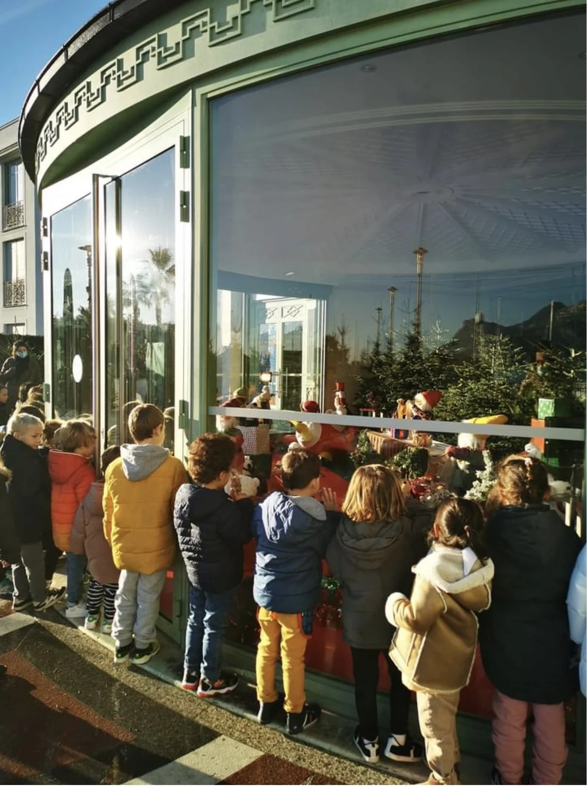 vitrine de noël de décorateur professionnel avec des enfants l'admirant.