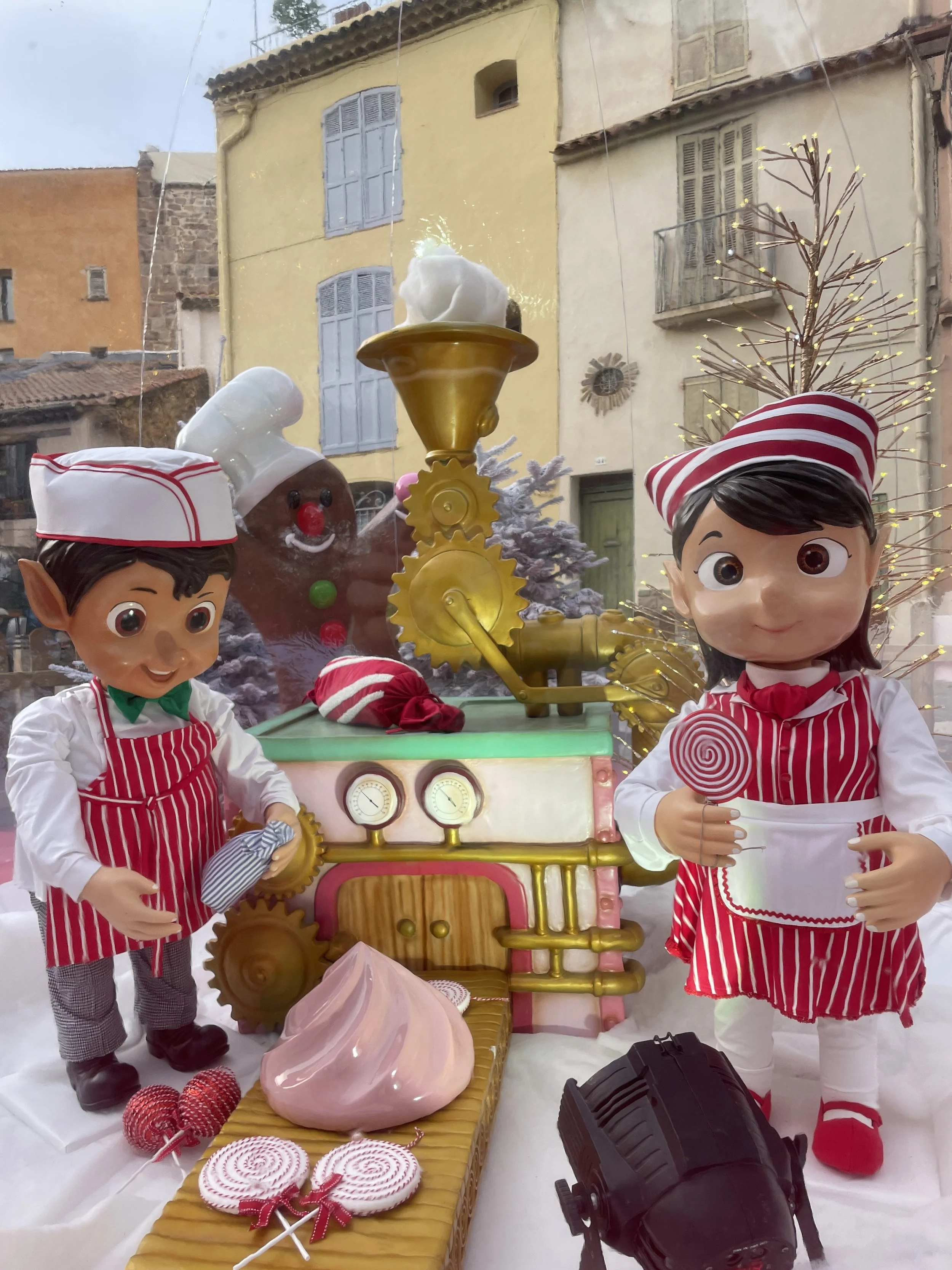 bulle géante de décorateur proffessionnel, avec des automates de noël sur le thème gourmand.