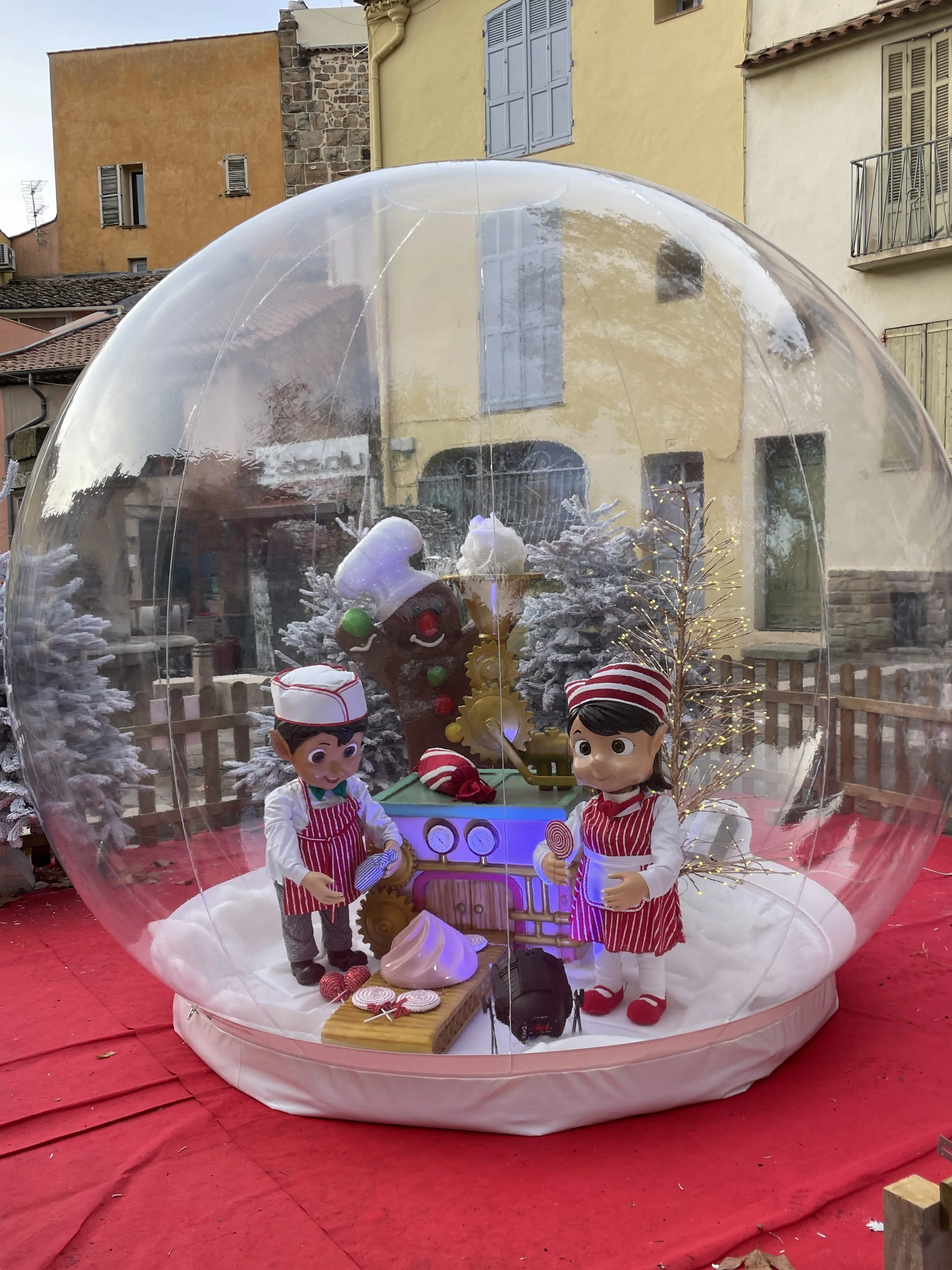 bulle géante de décorateur professionnel, avec des automates de noël, sur le thème de la gourmandise.