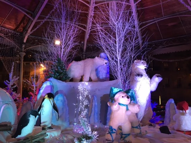 kiosque de noël décorateur professionnel, avec des automates de noël.