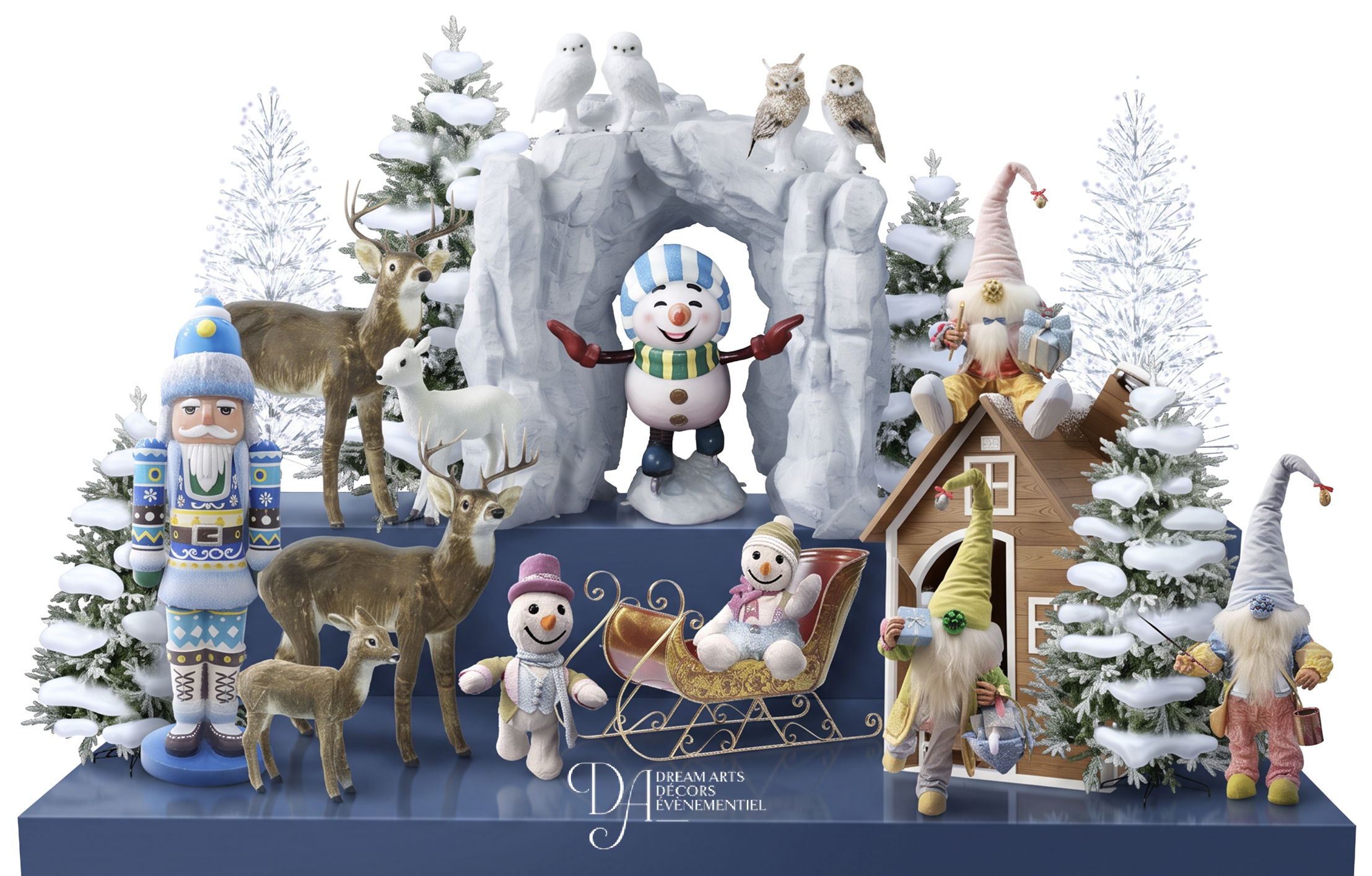 Scène festive de Noël avec des arbres enneigés, un bonhomme de neige, des rennes, des figurines de hibou et d'oiseaux, et des gnomes coiffés de chapeaux, le tout entouré de décorations sur le thème de l'hiver et d'une petite maison en bois.